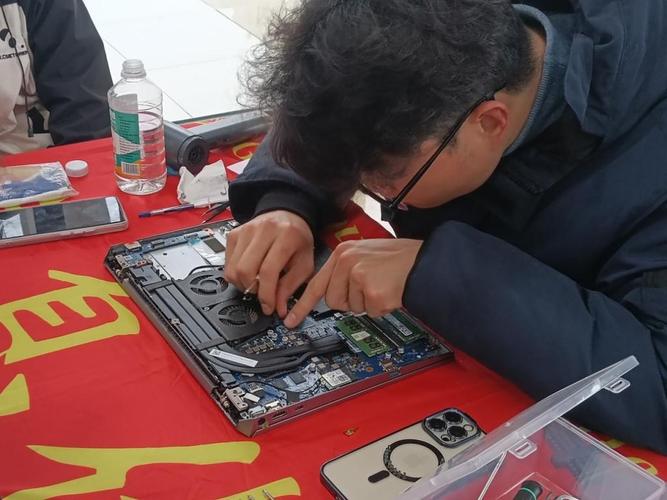 技术之光映初心 信息化社团“学雷锋·义务维修”活动交出亮眼答卷